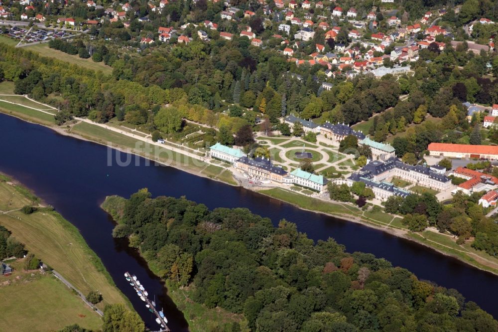 Dresden von oben - Schloss Pillnitz an der Elbe im Bundesland Sachsen