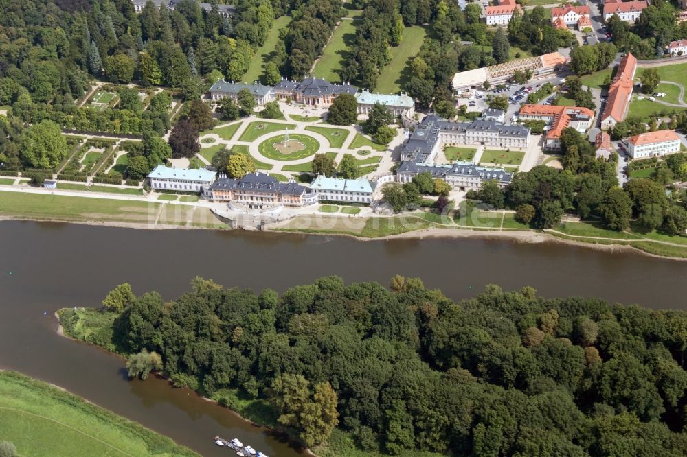 Dresden aus der Vogelperspektive: Schloss Pillnitz am Ufer der Elbe in Dresden im Bundesland Sachsen