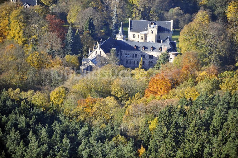 Friedrichroda von oben - Schloss Reinhardsbrunn in Friedrichroda im Thüringer Wald