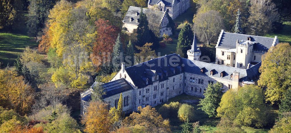 Friedrichroda von oben - Schloss Reinhardsbrunn in Friedrichroda im Thüringer Wald