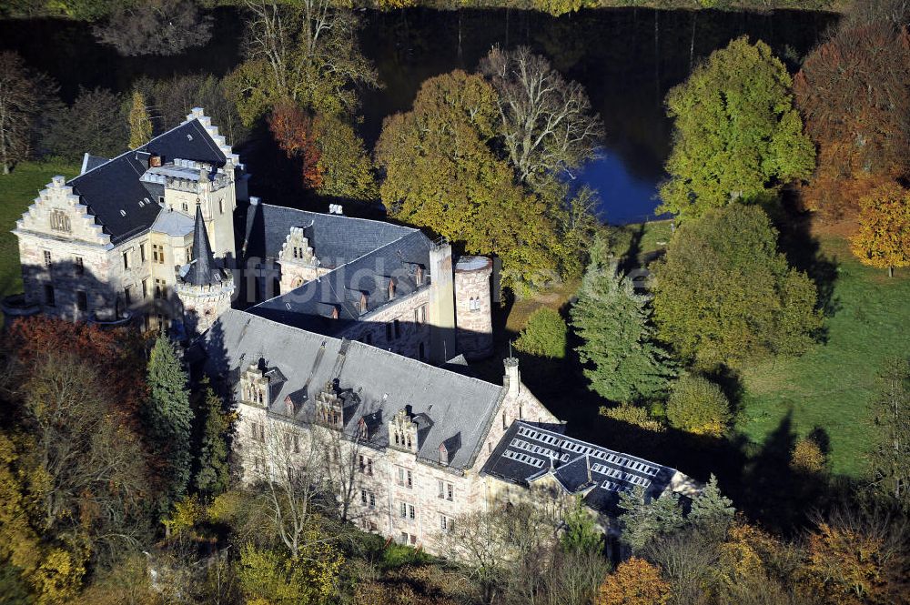 Friedrichroda von oben - Schloss Reinhardsbrunn in Friedrichroda im Thüringer Wald