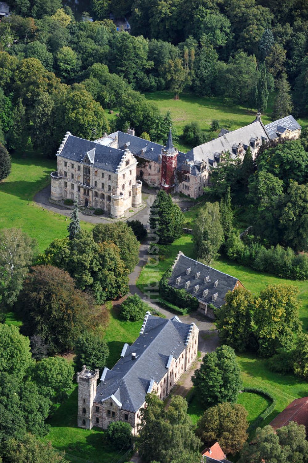 Friedrichroda / Thüringen OT Reinhardtsbrunn von oben - Schloss Reinhardsbrunn in Friedrichroda im Thüringer Wald