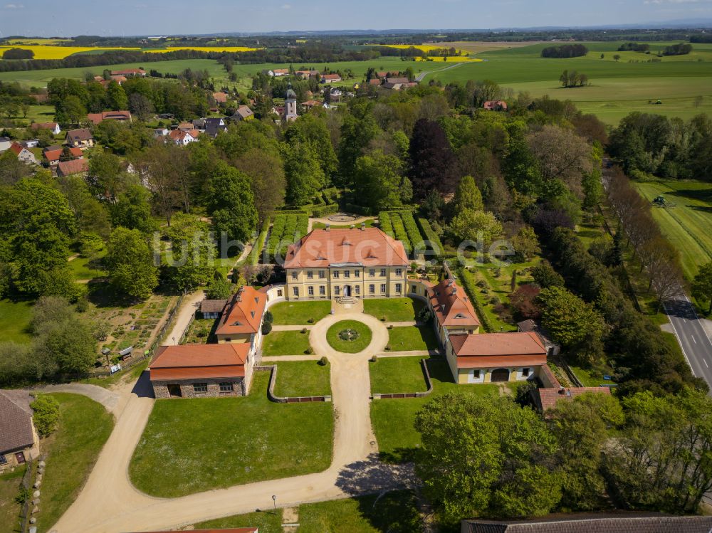 Königshain aus der Vogelperspektive: Schloß Renaissanceschloß Königshain in Königshain im Bundesland Sachsen, Deutschland