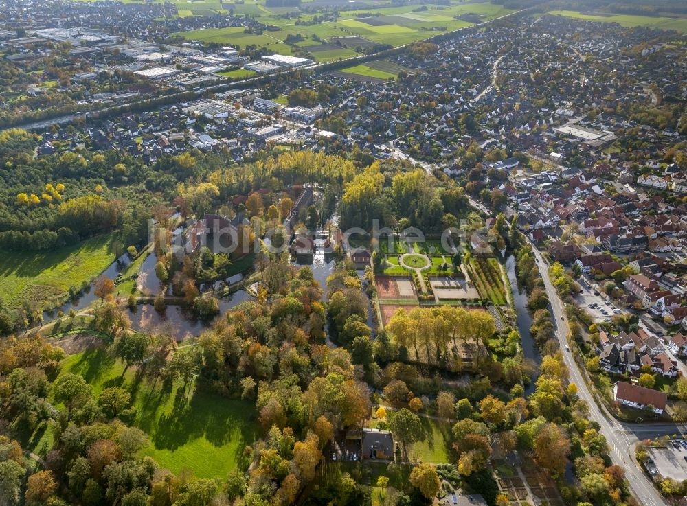 Rheda-Wiedenbrück aus der Vogelperspektive: Schloss Rheda mit dem Schlosspark Rheda am Roter Pfuhl an der Ems in Rheda-Wiedenbrück im Bundesland Nordrhein-Westfalen