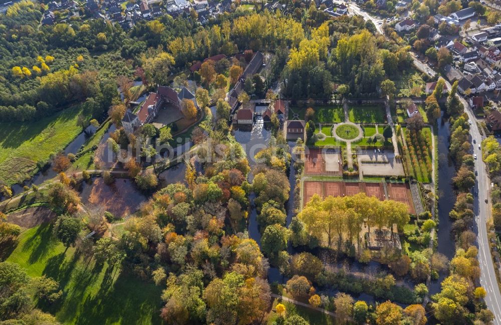 Luftaufnahme Rheda-Wiedenbrück - Schloss Rheda mit dem Schlosspark Rheda am Roter Pfuhl an der Ems in Rheda-Wiedenbrück im Bundesland Nordrhein-Westfalen