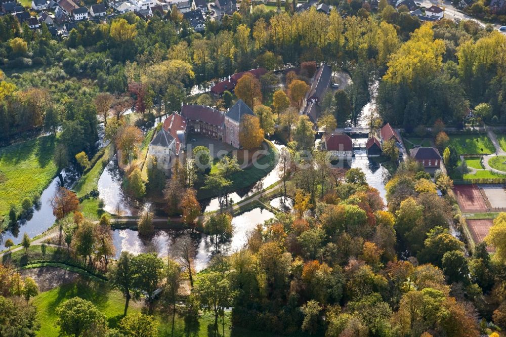 Rheda-Wiedenbrück von oben - Schloss Rheda mit dem Schlosspark Rheda am Roter Pfuhl an der Ems in Rheda-Wiedenbrück im Bundesland Nordrhein-Westfalen