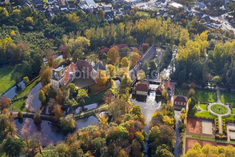 Rheda-Wiedenbrück aus der Vogelperspektive: Schloss Rheda mit dem Schlosspark Rheda am Roter Pfuhl an der Ems in Rheda-Wiedenbrück im Bundesland Nordrhein-Westfalen