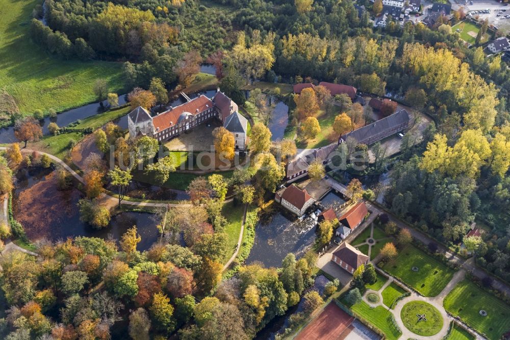 Luftbild Rheda-Wiedenbrück - Schloss Rheda mit dem Schlosspark Rheda am Roter Pfuhl an der Ems in Rheda-Wiedenbrück im Bundesland Nordrhein-Westfalen