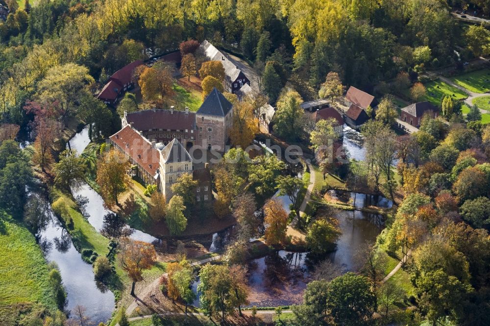 Luftaufnahme Rheda-Wiedenbrück - Schloss Rheda mit dem Schlosspark Rheda am Roter Pfuhl an der Ems in Rheda-Wiedenbrück im Bundesland Nordrhein-Westfalen