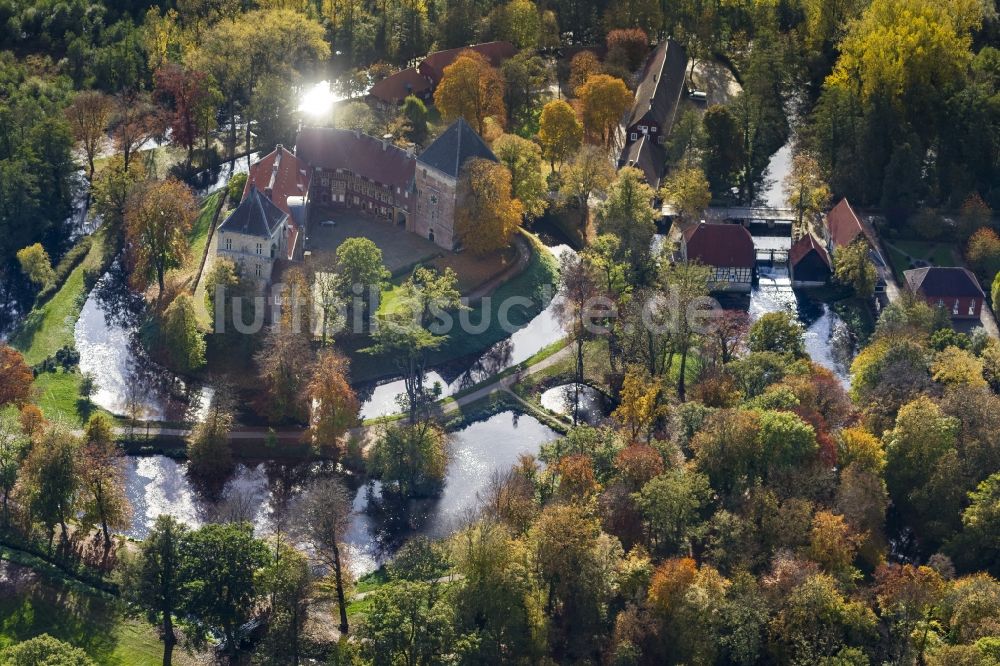 Rheda-Wiedenbrück von oben - Schloss Rheda mit dem Schlosspark Rheda am Roter Pfuhl an der Ems in Rheda-Wiedenbrück im Bundesland Nordrhein-Westfalen