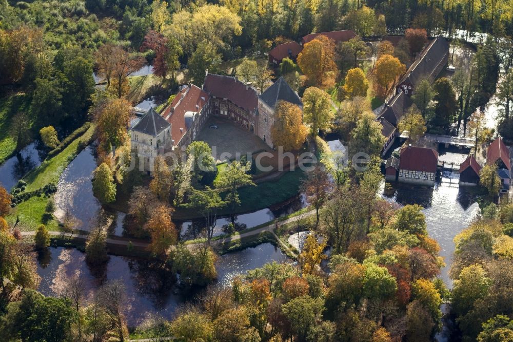 Rheda-Wiedenbrück aus der Vogelperspektive: Schloss Rheda mit dem Schlosspark Rheda am Roter Pfuhl an der Ems in Rheda-Wiedenbrück im Bundesland Nordrhein-Westfalen