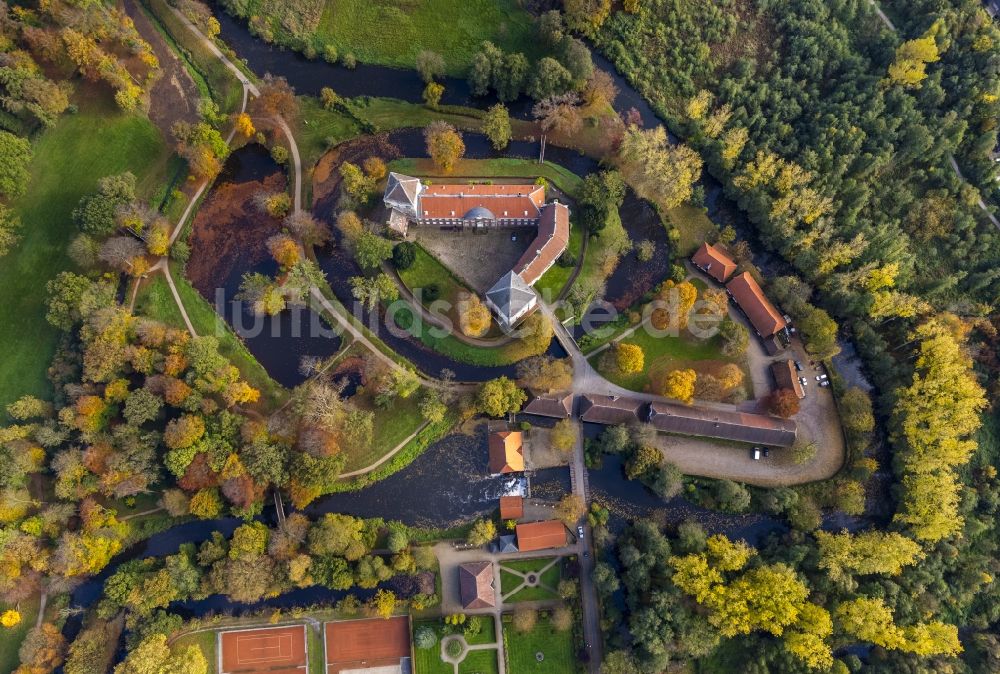 Luftaufnahme Rheda-Wiedenbrück - Schloss Rheda mit dem Schlosspark Rheda am Roter Pfuhl an der Ems in Rheda-Wiedenbrück im Bundesland Nordrhein-Westfalen