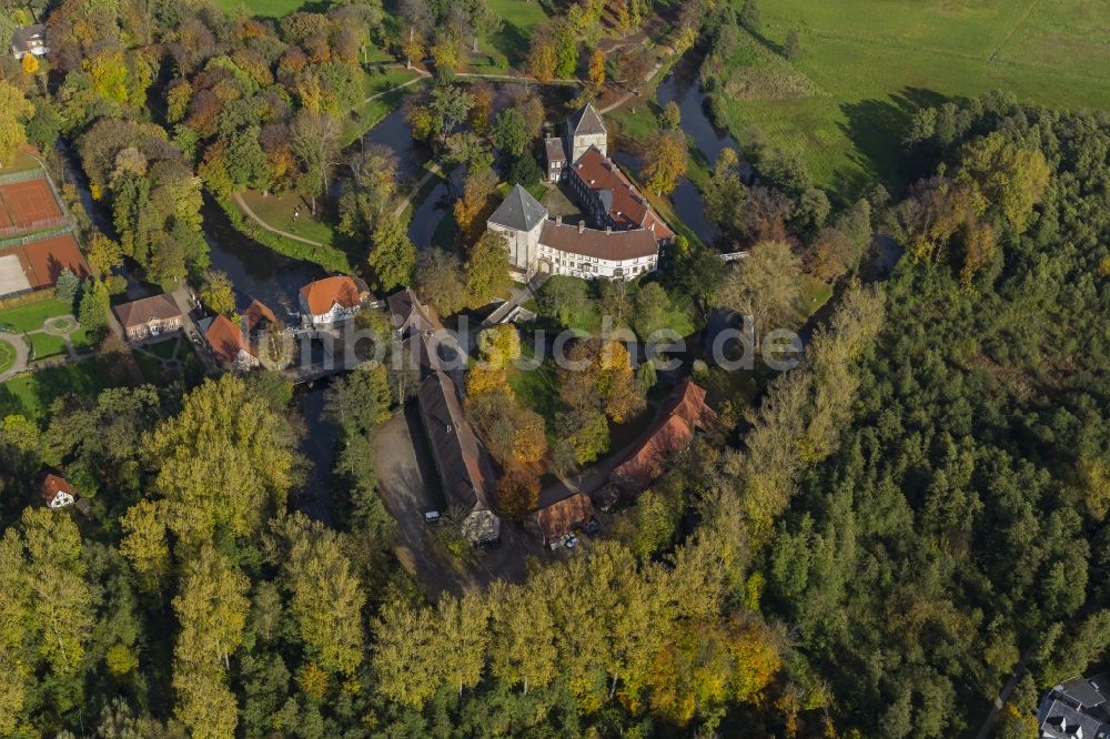 Rheda-Wiedenbrück aus der Vogelperspektive: Schloss Rheda mit dem Schlosspark Rheda am Roter Pfuhl an der Ems in Rheda-Wiedenbrück im Bundesland Nordrhein-Westfalen