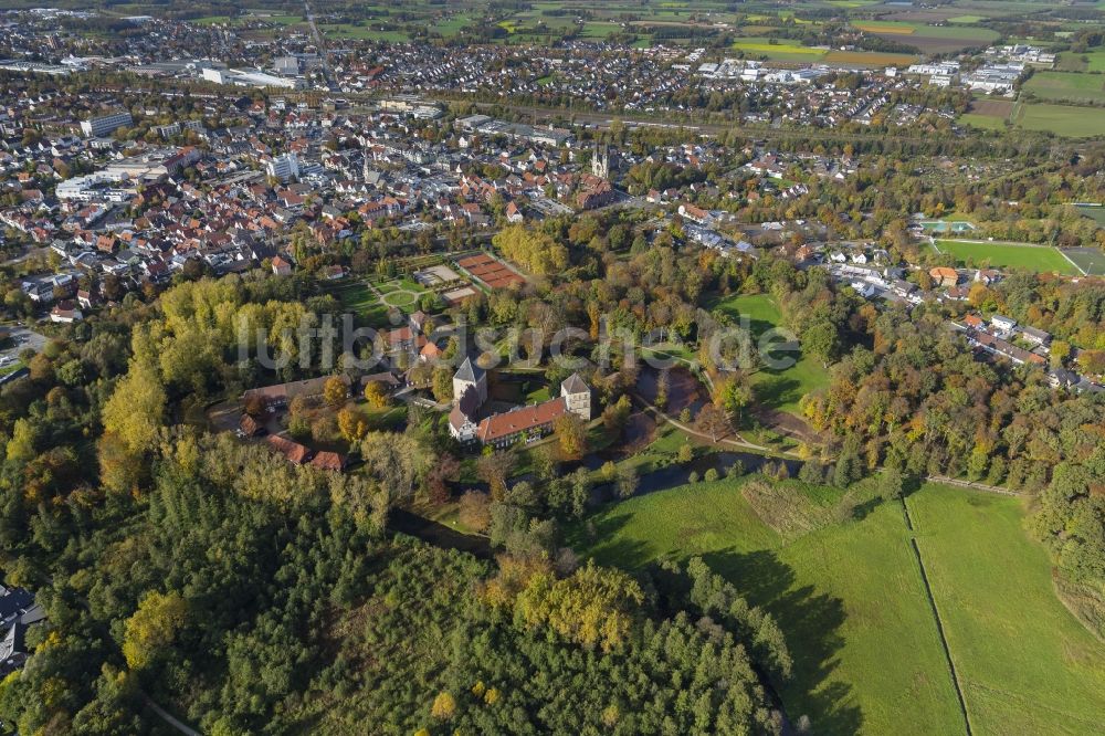 Luftaufnahme Rheda-Wiedenbrück - Schloss Rheda mit dem Schlosspark Rheda am Roter Pfuhl an der Ems in Rheda-Wiedenbrück im Bundesland Nordrhein-Westfalen