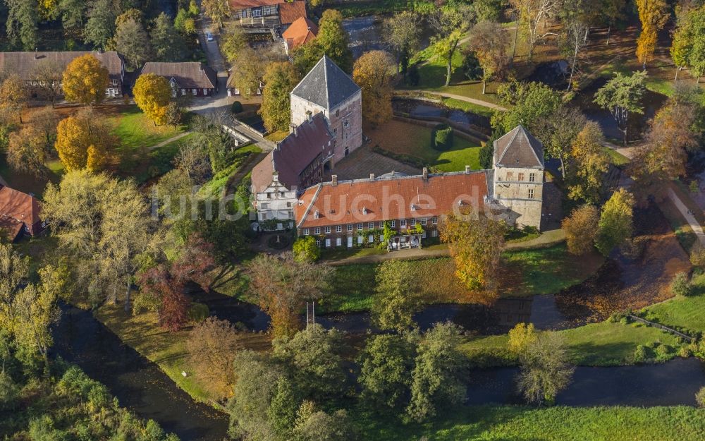 Rheda-Wiedenbrück von oben - Schloss Rheda mit dem Schlosspark Rheda am Roter Pfuhl an der Ems in Rheda-Wiedenbrück im Bundesland Nordrhein-Westfalen