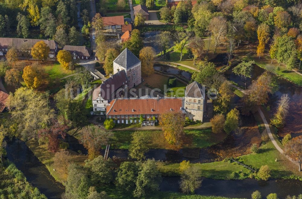 Rheda-Wiedenbrück aus der Vogelperspektive: Schloss Rheda mit dem Schlosspark Rheda am Roter Pfuhl an der Ems in Rheda-Wiedenbrück im Bundesland Nordrhein-Westfalen