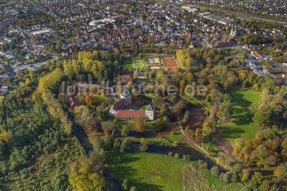 Luftaufnahme Rheda-Wiedenbrück - Schloss Rheda mit dem Schlosspark Rheda am Roter Pfuhl an der Ems in Rheda-Wiedenbrück im Bundesland Nordrhein-Westfalen