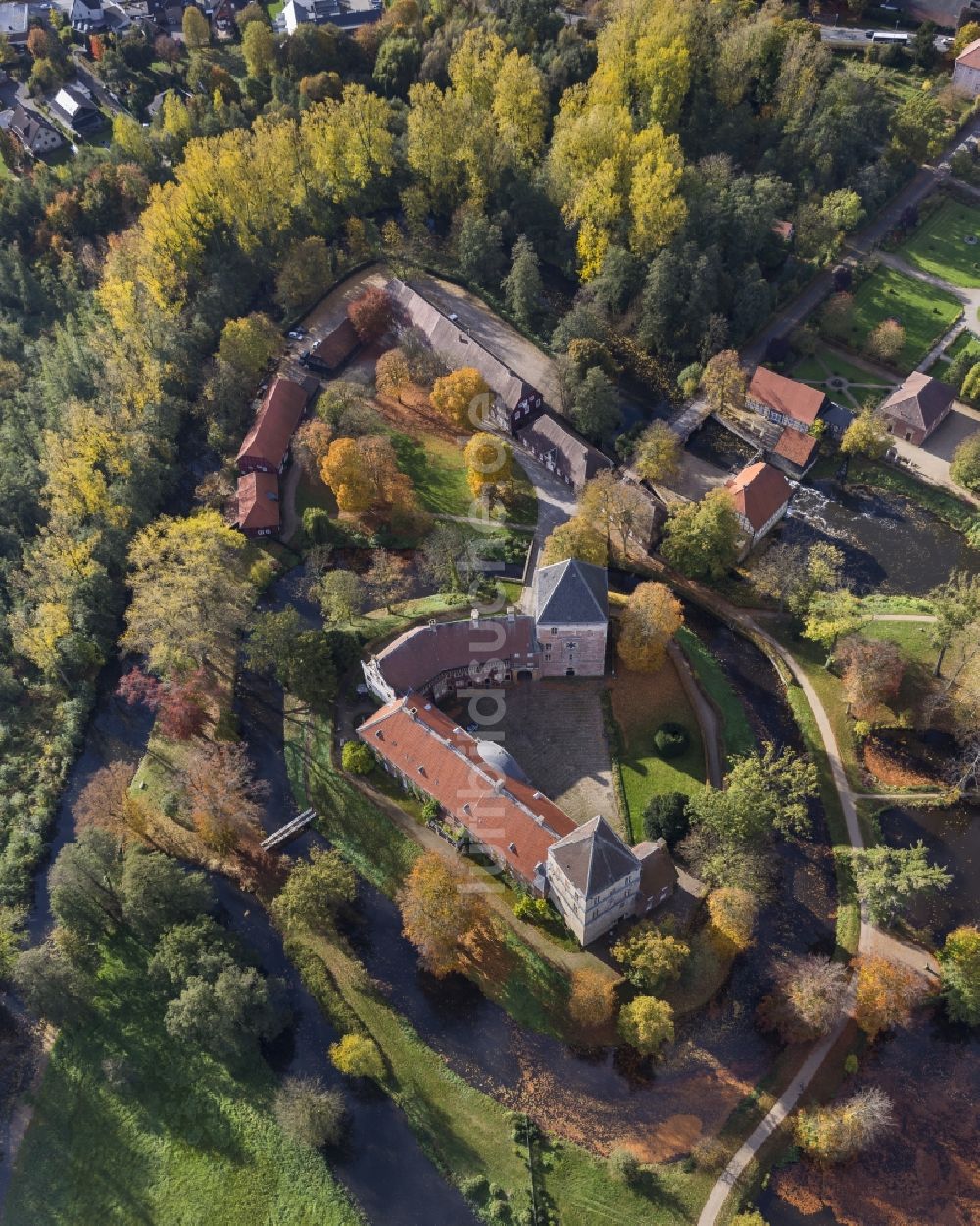 Rheda-Wiedenbrück von oben - Schloss Rheda mit dem Schlosspark Rheda am Roter Pfuhl an der Ems in Rheda-Wiedenbrück im Bundesland Nordrhein-Westfalen