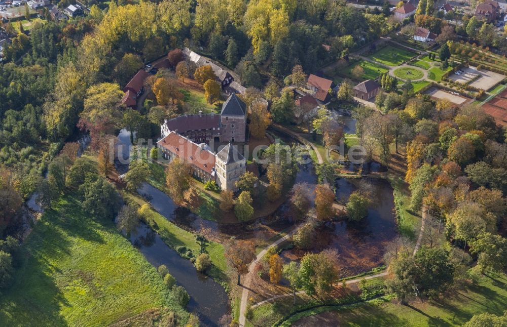 Rheda-Wiedenbrück aus der Vogelperspektive: Schloss Rheda mit dem Schlosspark Rheda am Roter Pfuhl an der Ems in Rheda-Wiedenbrück im Bundesland Nordrhein-Westfalen