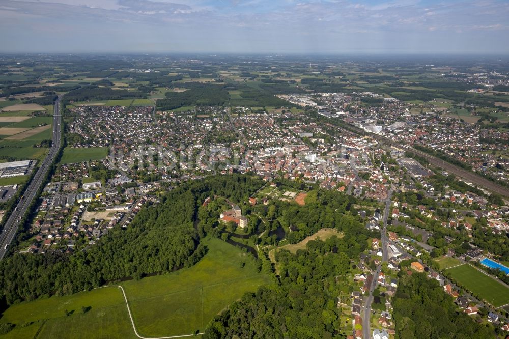 Rheda-Wiedenbrück von oben - Schloss Rheda mit Schlosspark in Rheda-Wiedenbrück im Bundesland Nordrhein-Westfalen