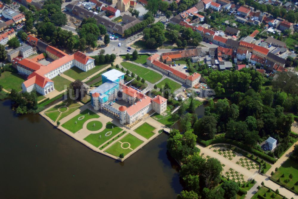 Rheinsberg aus der Vogelperspektive: Schloss Rheinsberg am Ufer des Grienericksee im Bundesland Brandenburg, Deutschland