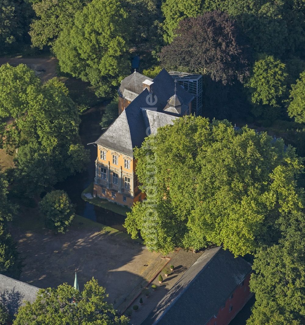 Mönchengladbach von oben - Schloss Rheydt in Mönchengladbach in Nordrhein-Westfalen