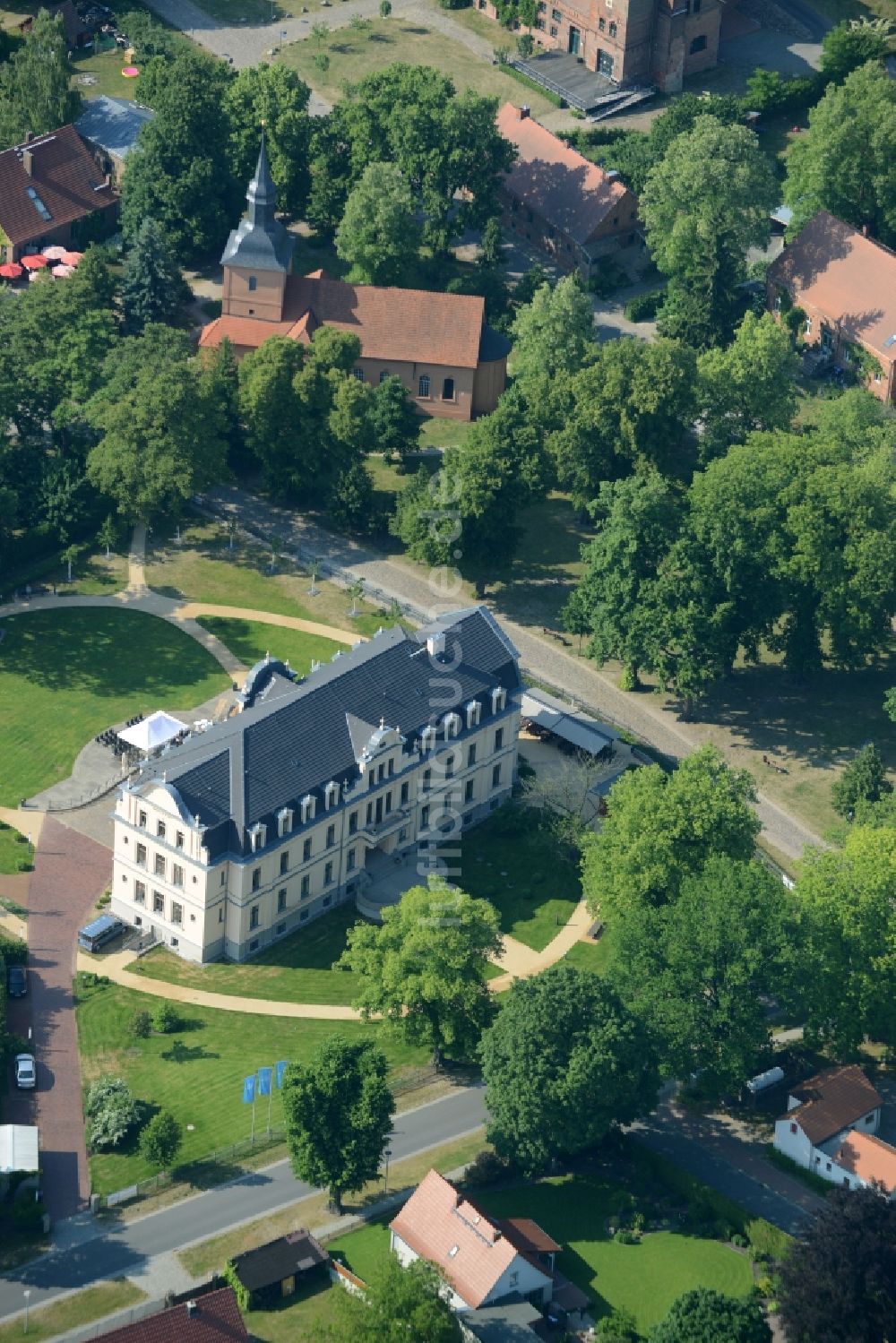 Luftaufnahme Nauen - Schloss Ribbeck im Zentrum des Ortsteils Ribbeck in der Stadt Nauen im Bundesland Brandenburg