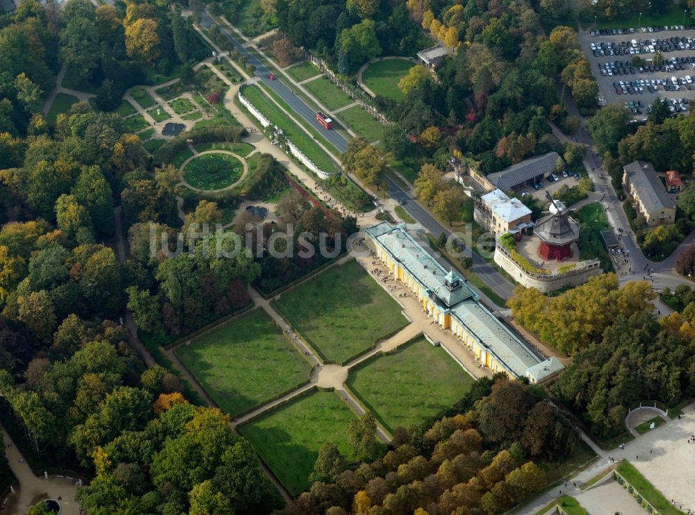 Potsdam von oben - Schloss Sanssouci und die Historische Mühle von Sanssouci in Potsdam im Bundesland Brandenburg