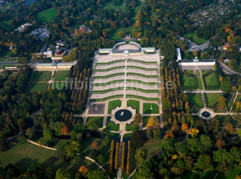 Potsdam von oben - Schloss Sanssouci mit Park in Potsdam