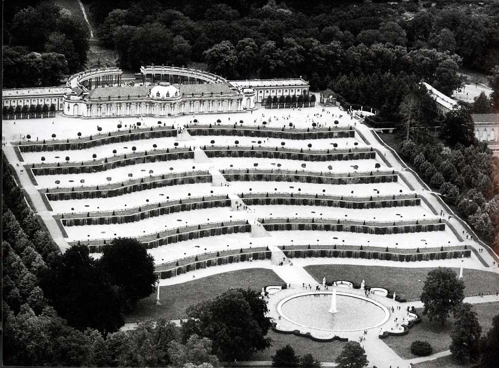 Potsdam aus der Vogelperspektive: Schloß Sanssouci in Potsdam.