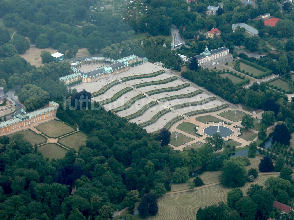 Luftaufnahme Potsdam - Schloss Sanssouci in Potsdam im Bundesland Brandenburg