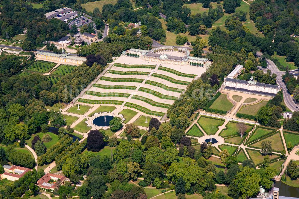 Potsdam von oben - Schloss Sanssouci in Potsdam im Bundesland Brandenburg