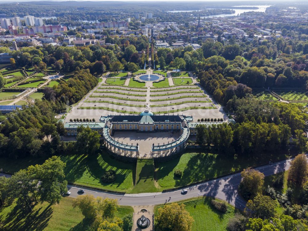 Potsdam von oben - Schloss Sanssouci in Potsdam im Bundesland Brandenburg