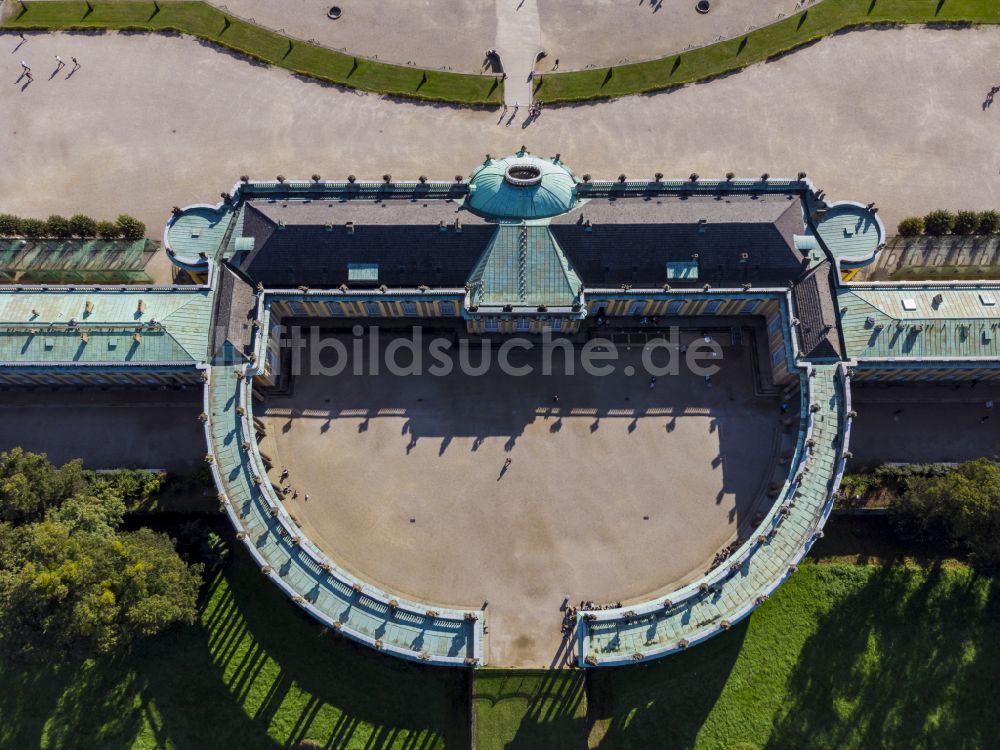 Potsdam von oben - Schloss Sanssouci in Potsdam im Bundesland Brandenburg