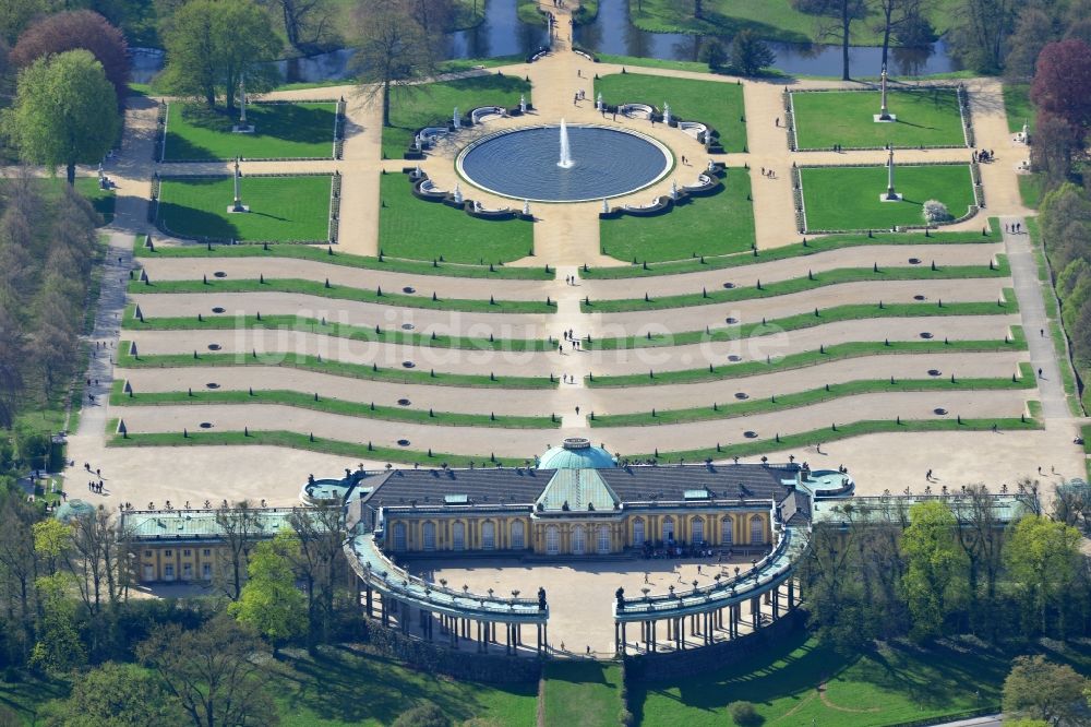 Luftaufnahme Potsdam - Schloss Sanssouci in Potsdam, der Landeshauptstadt des Bundeslands Brandenburg