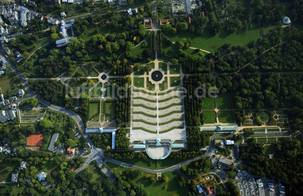 Luftaufnahme Potsdam - Schloss Sanssouci in Potsdam, der Landeshauptstadt des Bundeslands Brandenburg