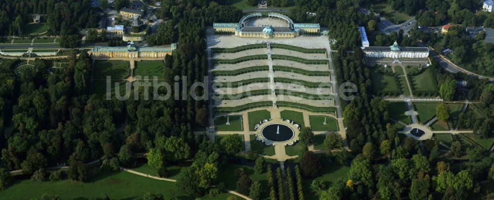 Luftbild Potsdam - Schloss Sanssouci in Potsdam, der Landeshauptstadt des Bundeslands Brandenburg