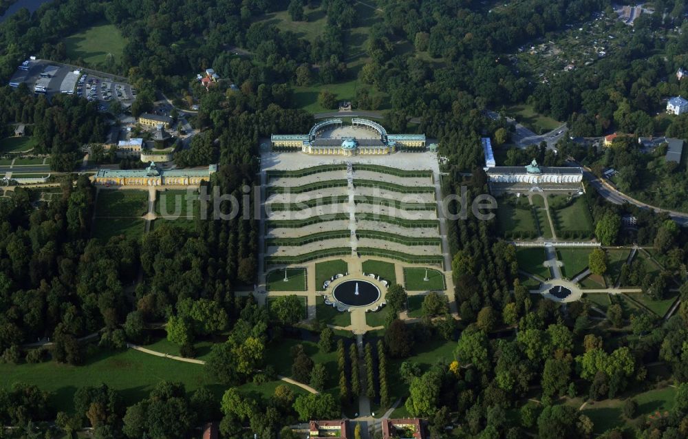 Luftaufnahme Potsdam - Schloss Sanssouci in Potsdam, der Landeshauptstadt des Bundeslands Brandenburg