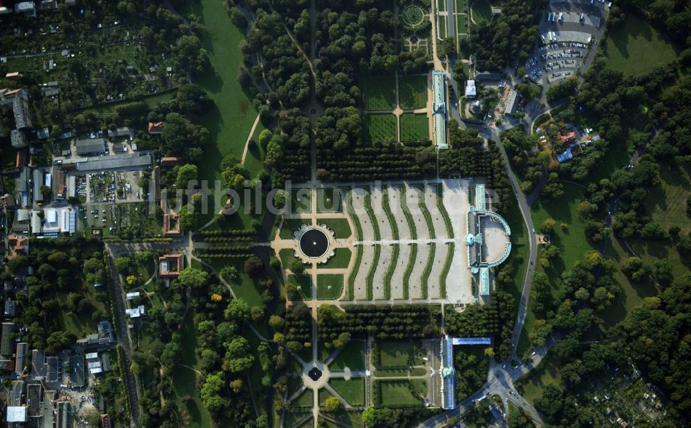 Luftbild Potsdam - Schloss Sanssouci in Potsdam, der Landeshauptstadt des Bundeslands Brandenburg