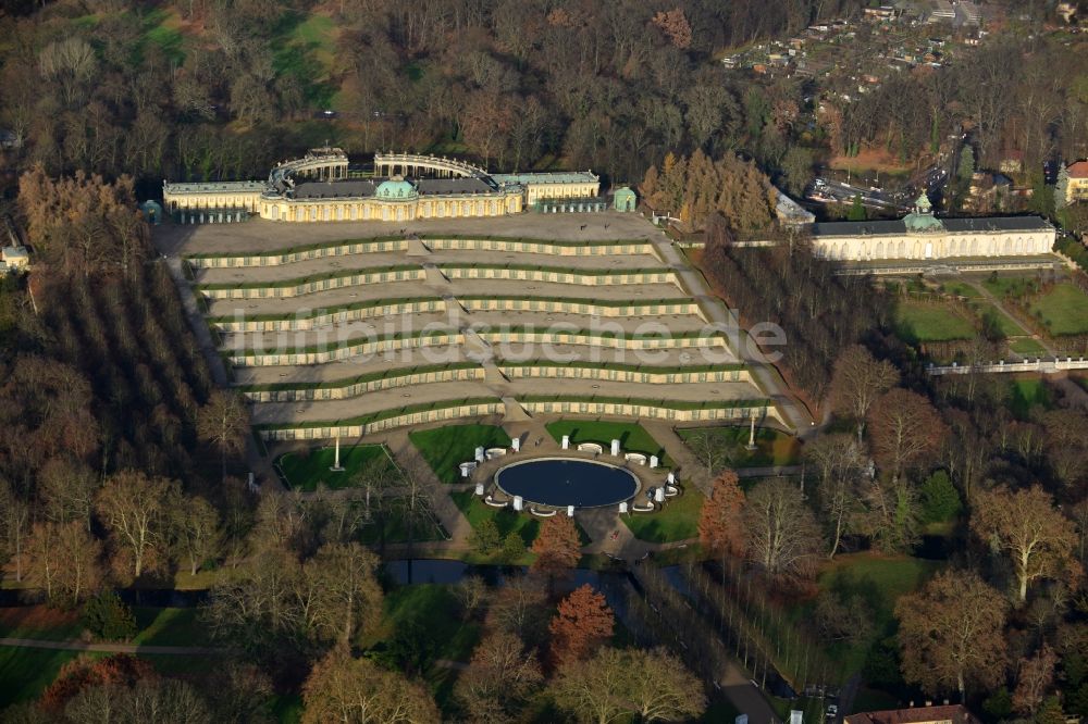 Luftbild Potsdam - Schloss Sanssouci in Potsdam, der Landeshauptstadt des Bundeslands Brandenburg