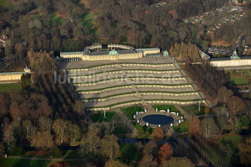 Luftaufnahme Potsdam - Schloss Sanssouci in Potsdam, der Landeshauptstadt des Bundeslands Brandenburg