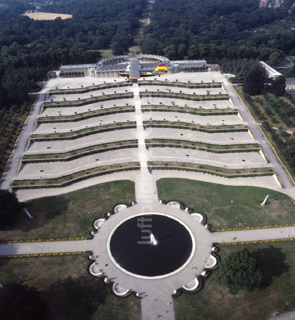 Potsdam von oben - Schloss Sanssouci in Potsdam, der Landeshauptstadt des Bundeslands Brandenburg