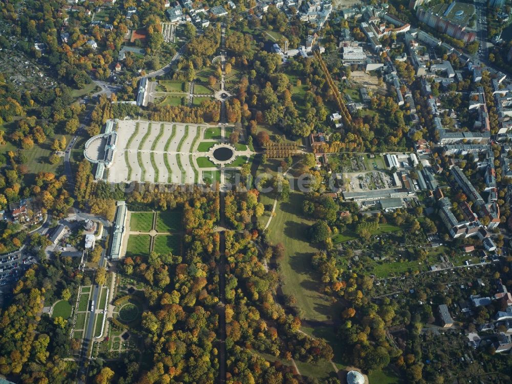 Luftbild Potsdam - Schloss Sanssouci in Potsdam, der Landeshauptstadt des Bundeslands Brandenburg