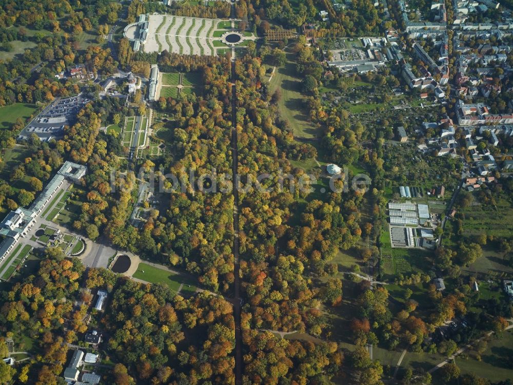 Luftaufnahme Potsdam - Schloss Sanssouci in Potsdam, der Landeshauptstadt des Bundeslands Brandenburg