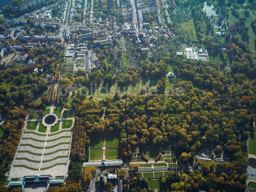 Luftbild Potsdam - Schloss Sanssouci in Potsdam, der Landeshauptstadt des Bundeslands Brandenburg