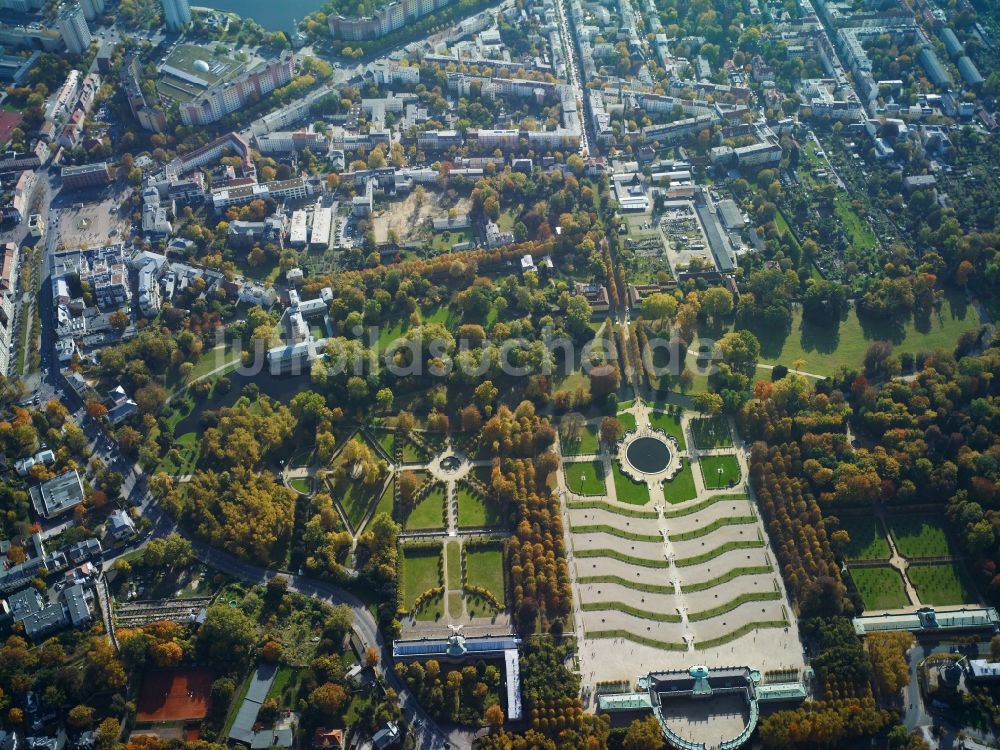 Luftaufnahme Potsdam - Schloss Sanssouci in Potsdam, der Landeshauptstadt des Bundeslands Brandenburg