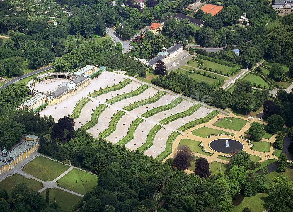 Potsdam von oben - Schloss Sanssouci und Weinbergterrassen in Potsdam im Bundesland Brandenburg