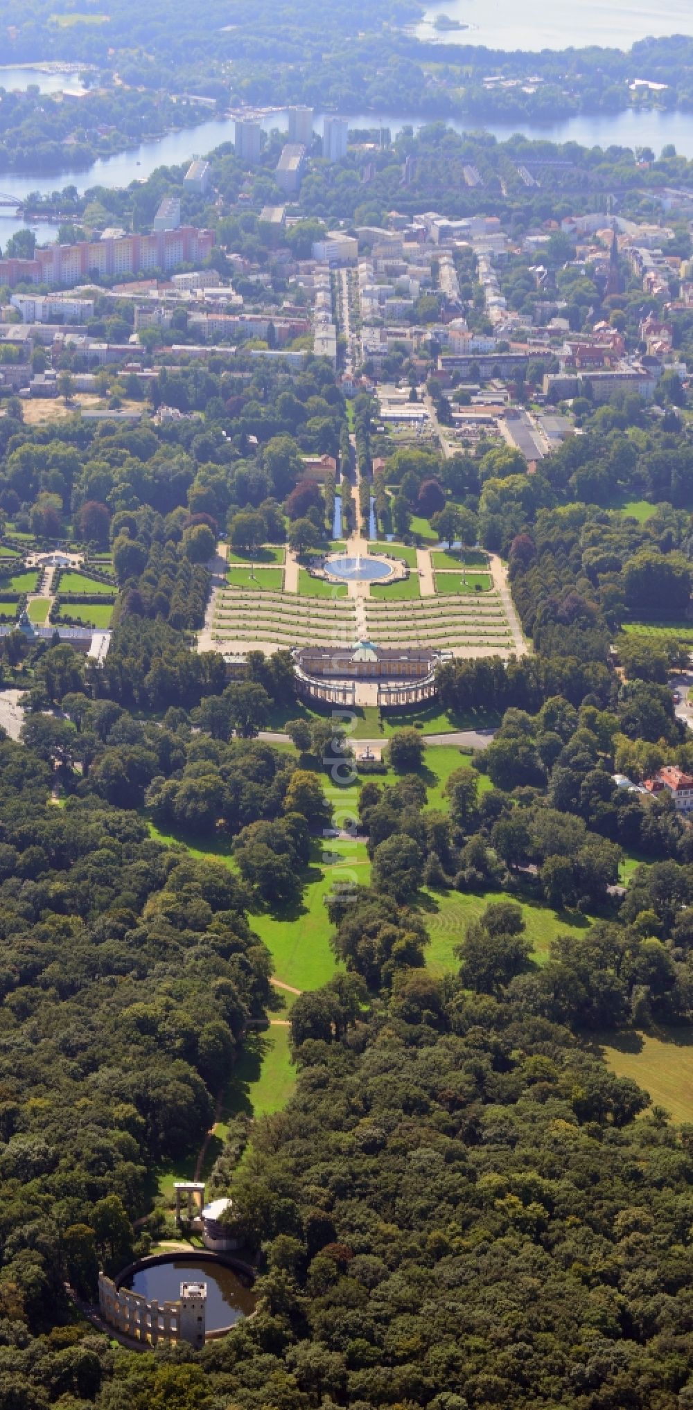 Potsdam von oben - Schloss Sanssouci und Weinbergterrassen in Potsdam im Bundesland Brandenburg