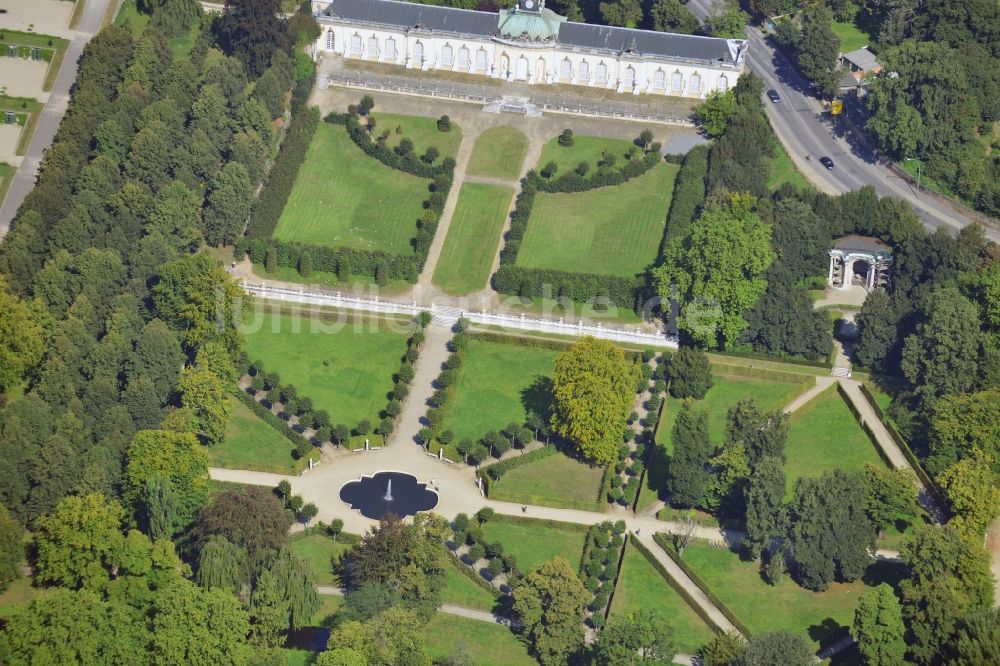 Potsdam aus der Vogelperspektive: Schloss Sanssouci und Weinbergterrassen in Potsdam im Bundesland Brandenburg