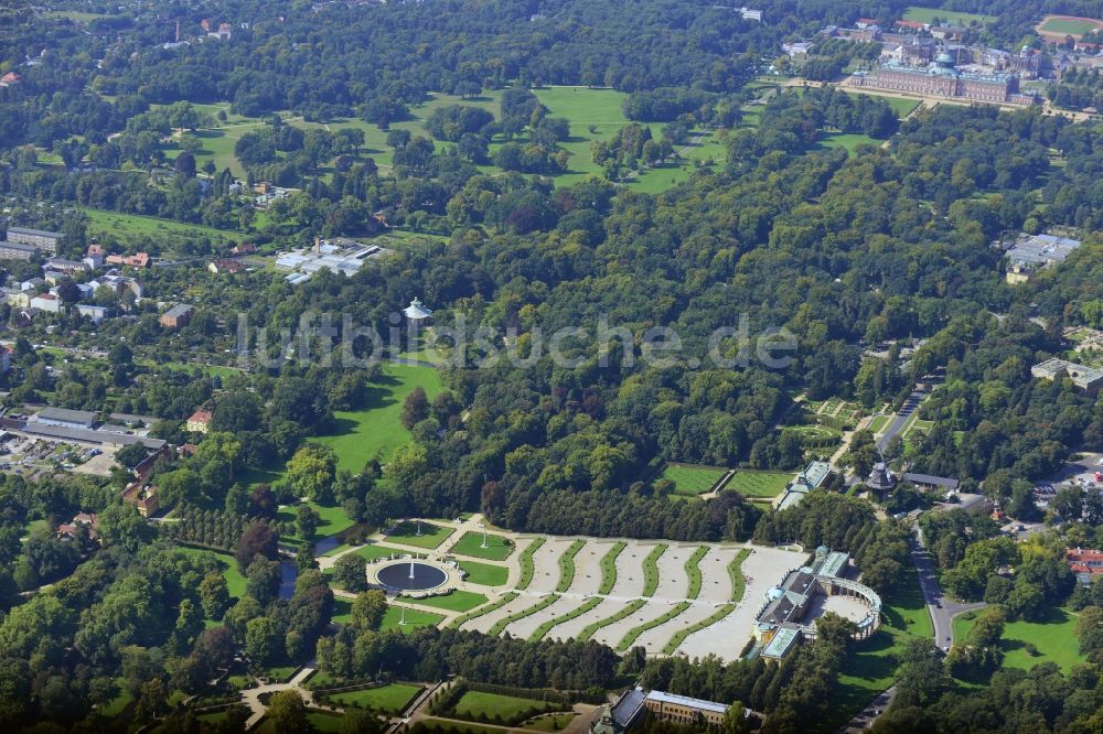 Luftaufnahme Potsdam - Schloss Sanssouci und Weinbergterrassen in Potsdam im Bundesland Brandenburg